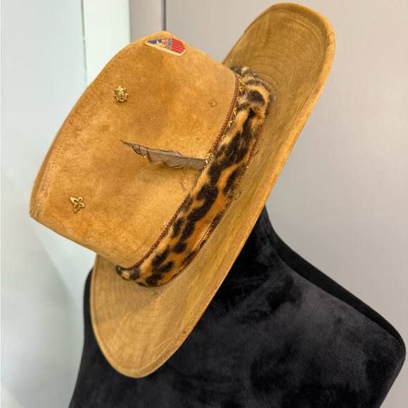 Boot Hill Western Cowboy Hat w Hand Made Feather Band Tan Stetson VINTAGE Pins - Picture 2 of 14